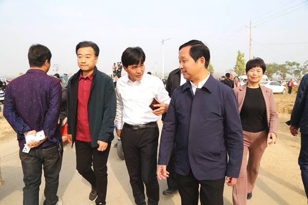 “徒步走三省 共享苹果红”首届故道乡村游暨张集镇第七届苹果大奖赛盛大举行