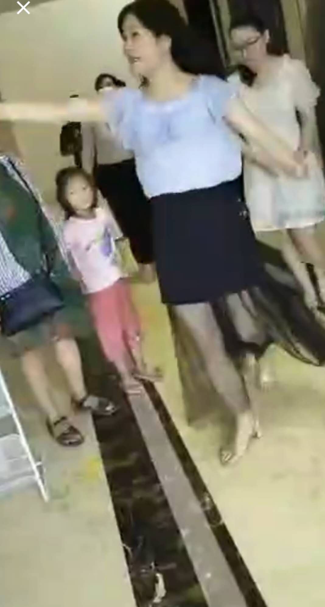 佳和新城售楼处，开发商工作人员竟拿刀威胁业主