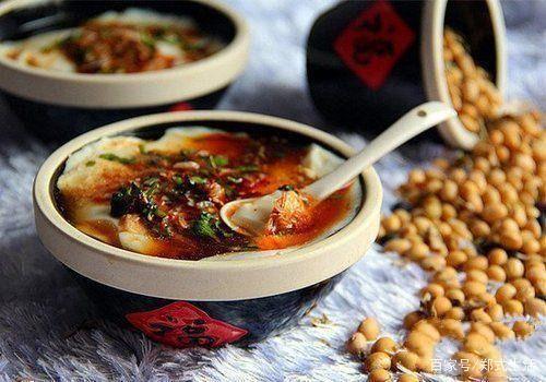 咸豆腐脑驻马店的咸豆腐脑是用老豆腐脑与芝麻叶,再加上一些粉浆一起
