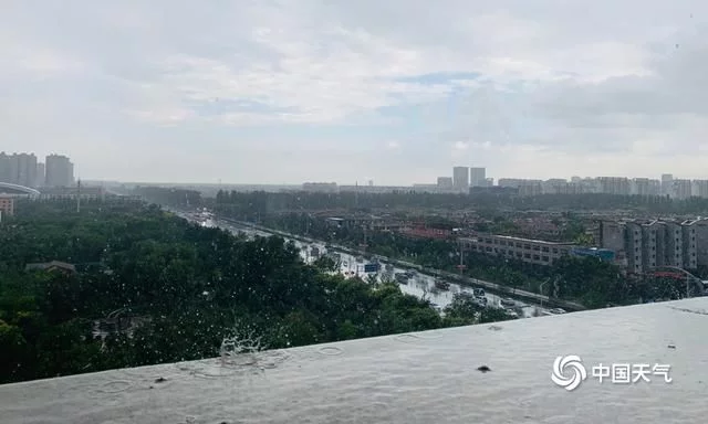宁夏银川遭遇雷雨天气 车辆行人雨中出行