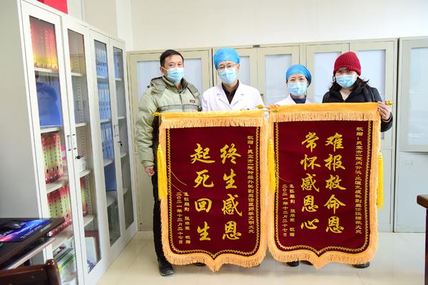 起死回生，终生感恩！灵宝市体育馆被救患者送锦旗感谢医生夫妻